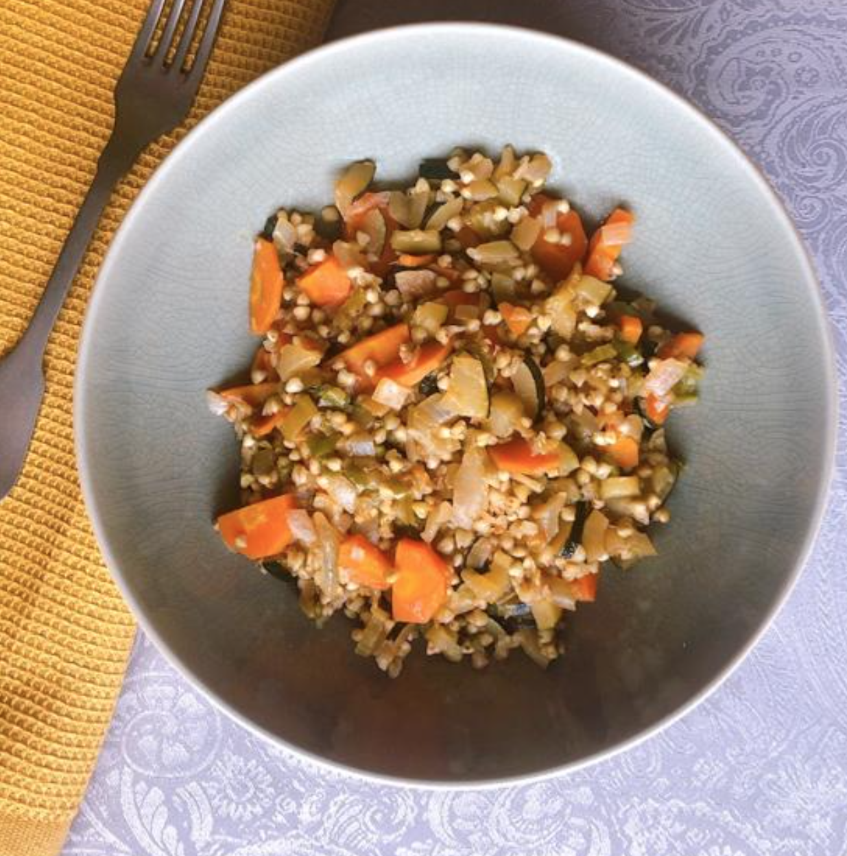 conejo con alcachofas y trigo sarraceno con zanahoria